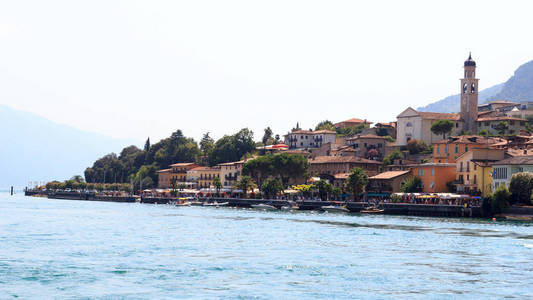 位于意大利 Limone 的湖畔乡村风光全景, 船和教堂