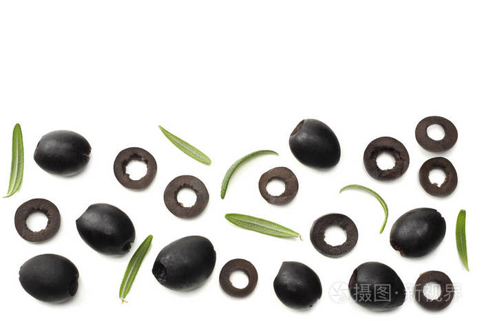 腌制黑橄榄与迷迭香查出的白色背景。顶部视图