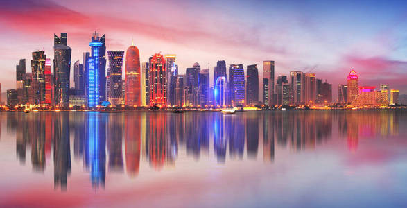 在卡塔尔, 中东的现代城市多哈的天际线。多哈会议 C