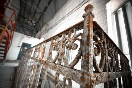 旧的生锈的铁艺栏杆照片