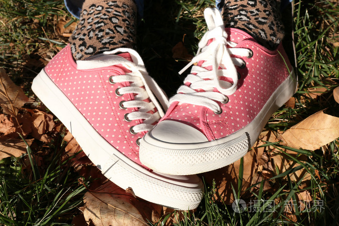 脚在草地上运动鞋