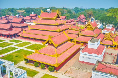 皇家宫殿建筑鸟瞰图在前景和玻璃宫殿的背景, 曼德勒, 缅甸