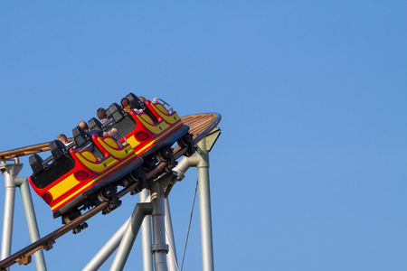 左转弯的过山车老卡鲁塞尔摩天轮在蓝蓝的天空上的详细信息摩天轮旋转