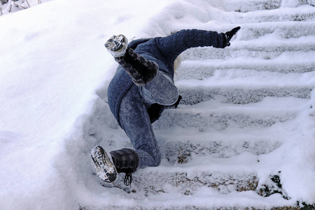 下雪摔跤图片