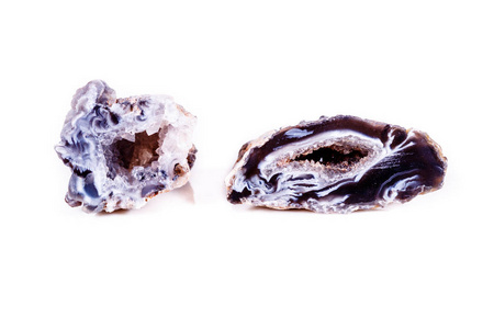 白色背景下的宏观矿物石玛瑙芽