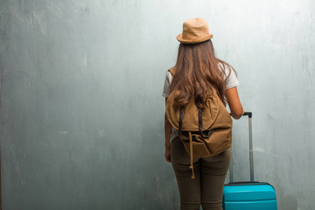 年轻的猫回头看图片