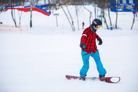 雪地滑雪场的运动员图片图片