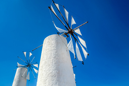 老磨坊在克里特岛附近 lasithi 高原的视图