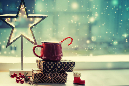 圣诞节假日背景与咖啡杯与圣诞节装饰对窗口