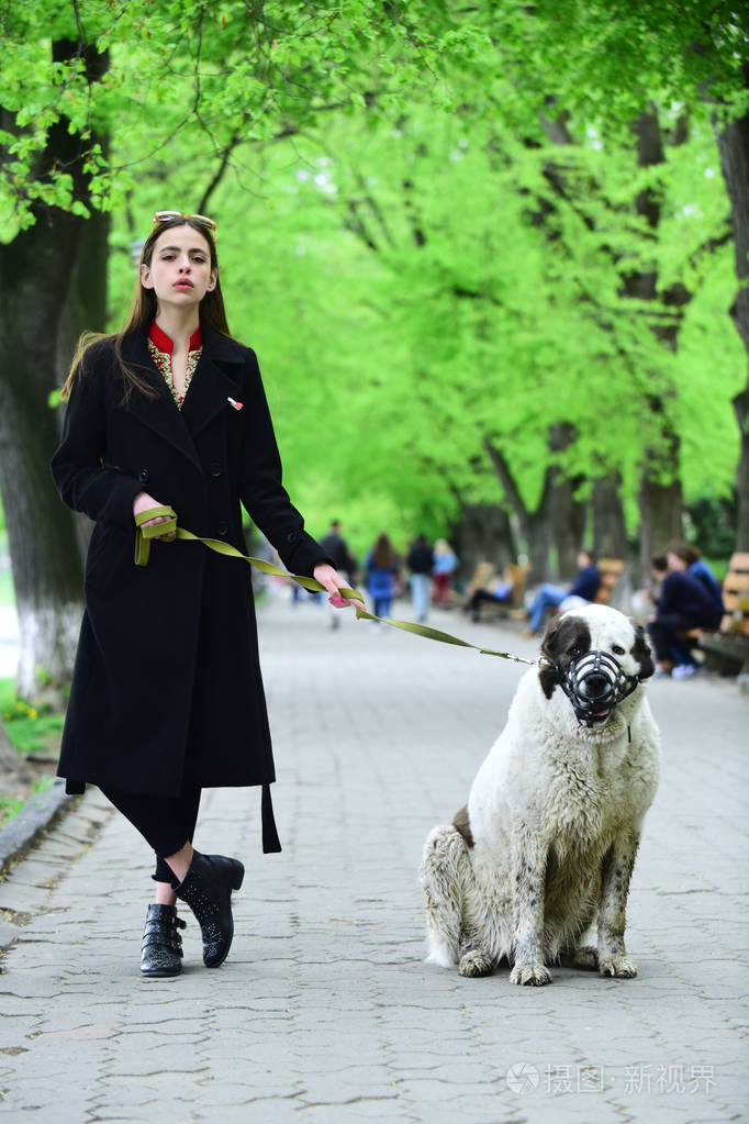 春天公园里的女孩遛狗