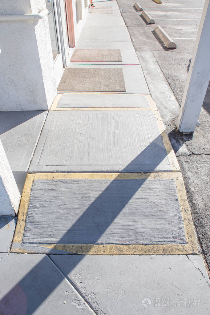 支持轮椅残疾人的斜坡道无障碍交流