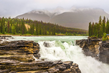 在加拿大落基山脉贾斯珀国家公园普塔河上的瀑布