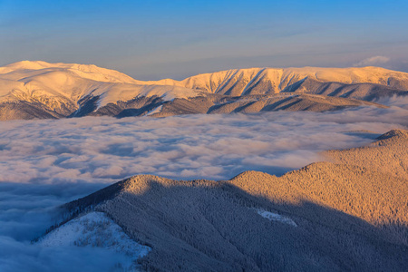 在冬天的山风景