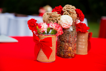 红色和白色婚礼装饰花