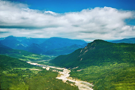 河的风景在山之间流动图片