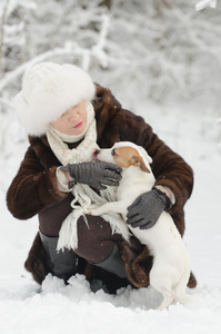 年轻女人玩杰克罗素梗犬