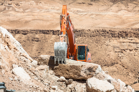 挖掘机阿特拉斯山山区道路建设