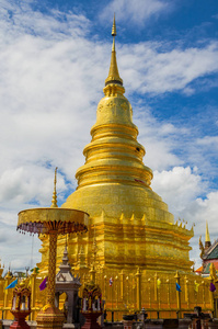 蓝色天空背景的伟大的黄金佛塔照片