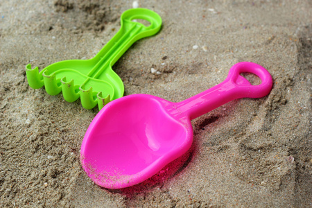 儿童沙滩玩具在沙滩上