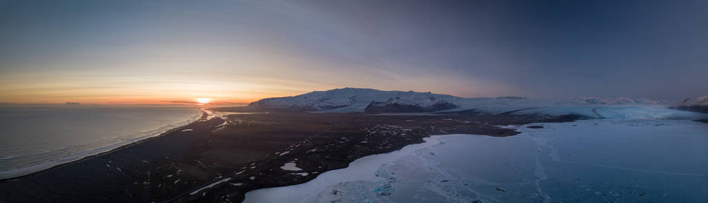 日落空中全景在 Vatnajokull 冰川泻湖