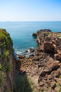 在葡萄牙里斯本附近的卡斯卡伊斯多岩石的海岸线