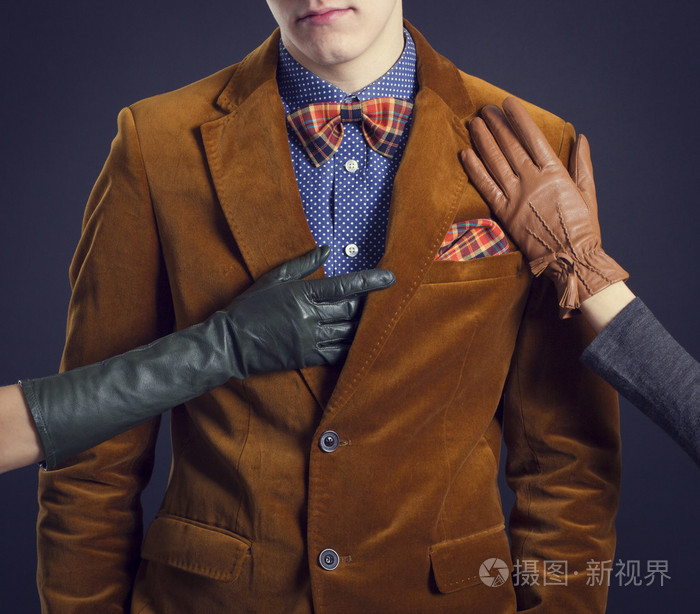 穿着西装的男人,用皮革手套的妇女的双手