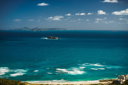 蔚蓝海的小石海岛与海滩前景