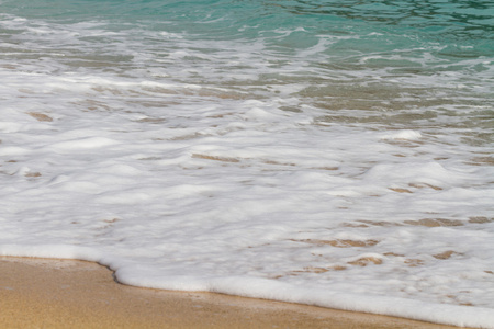 软海中的波浪在海滩上