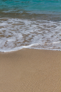 软海中的波浪在海滩上