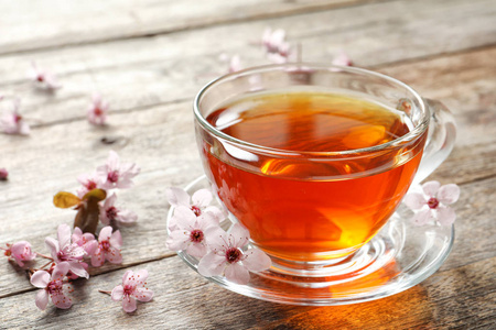 一杯茶, 花在木质背景上绽放
