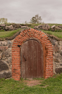 古老的门在中世纪堡垒。Korela 要塞, 俄罗斯