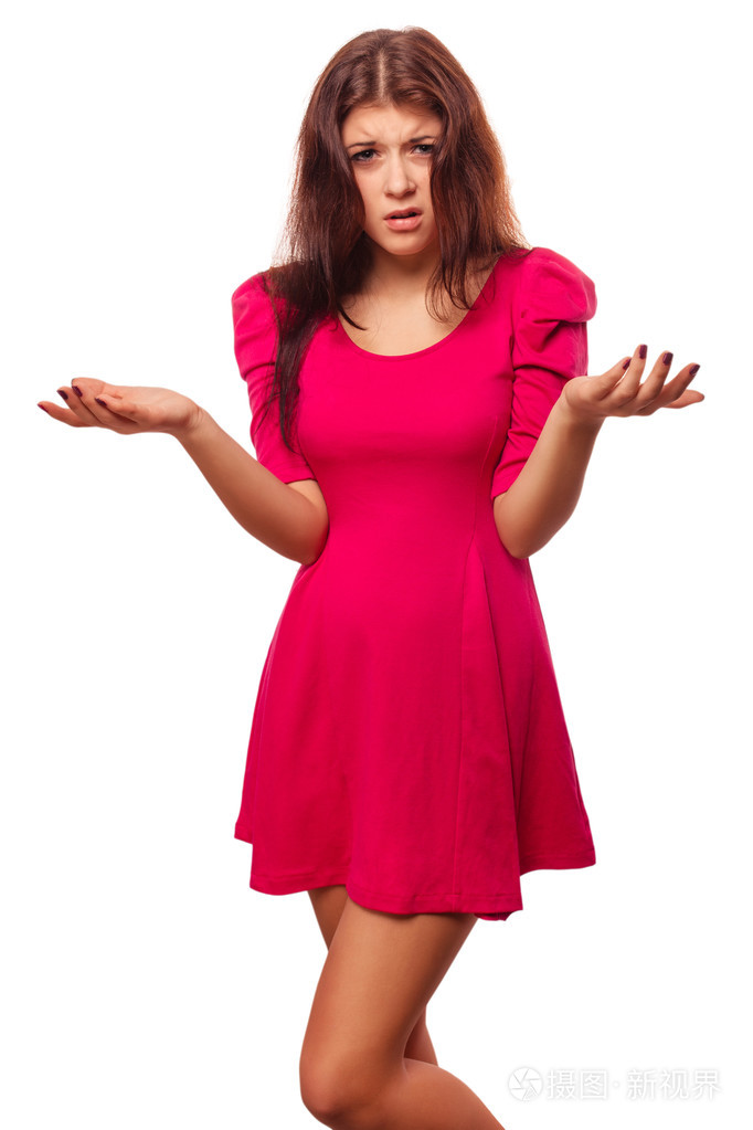 愤怒不满的少妇头发的女孩在衬衫短裤情感