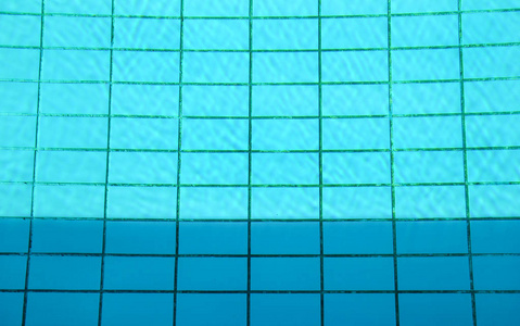 游泳池底部的阳光模式。池畔泳池游泳池夏季假期旅游景区。池底, 背景, 质地, 材质。游泳池中的蓝色水波