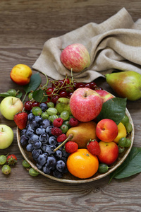 木桌上的不同浆果和水果