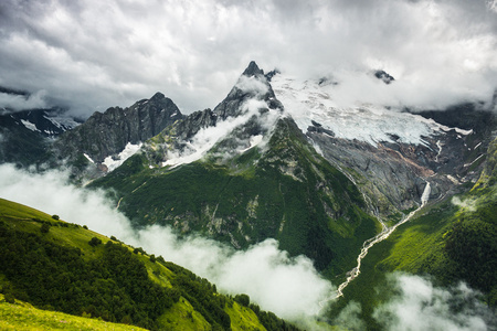 夏山风雨如磐风景