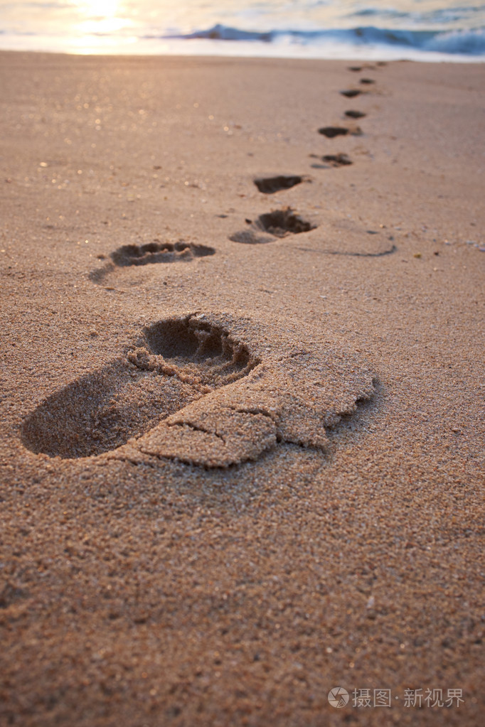 海滩的沙子上的脚印