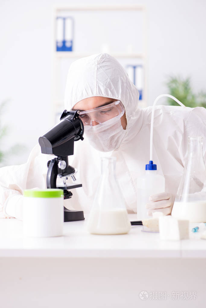 食品科学家在实验室里测试新东西照片-正版商用图片084c0a-摄图新视界