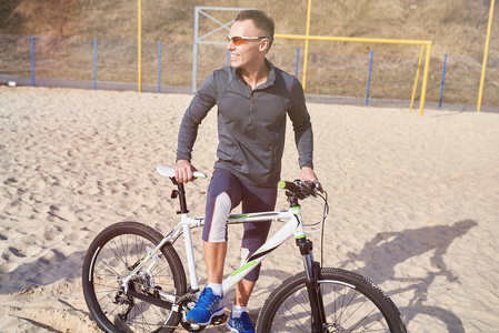 骑自行车骑车在沙滩上