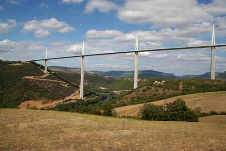 米洛高架桥 法国 乐 Viaduc de 米洛 是一座大型斜拉桥, 横跨河的山谷塔恩靠近米洛在法国南部