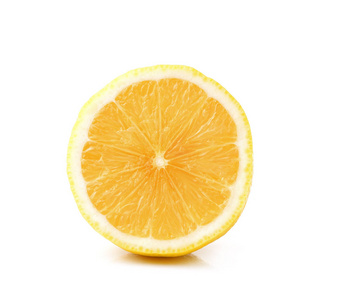 片隔离在白色背景上的新鲜柠檬