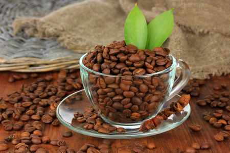 咖啡豆的木制背景上的杯子