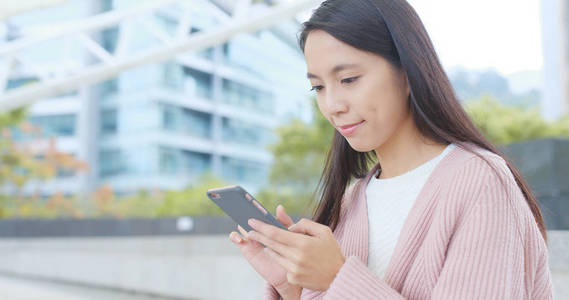 在室外使用手机的女人