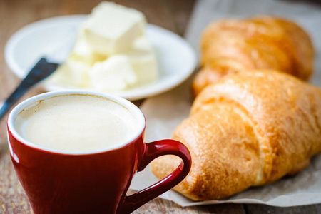 带黄油的咖啡和羊角面包的早餐图片