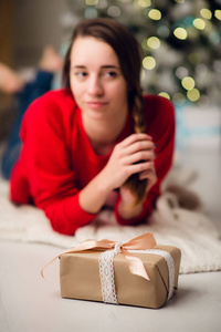 年轻漂亮的女人有一个礼物盒。概念新年, 圣诞快乐, 节日, 冬天
