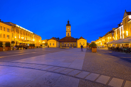 科西阿斯科主广场与市政厅在比亚韦斯托克在晚上, 波兰