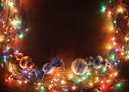上一个木制的背景灯的圣诞花环