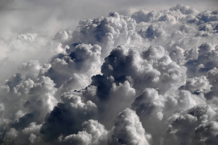 在阳光明媚的早晨, 从云层上方的天空和 cloudscape 的窗口观看。白色的稀疏卷云和卷层云云。积云