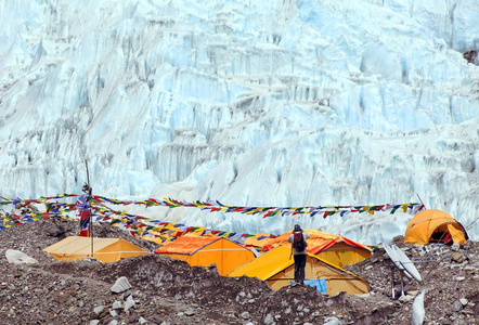 从珠穆朗玛峰基地营, 帐篷和祈祷旗, 萨加玛塔国家公园, 昆布山谷, solukhumbu, 尼泊尔喜马拉雅山的看法