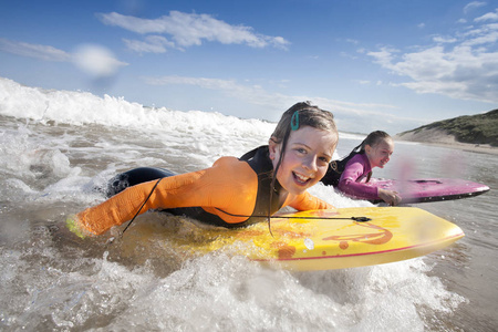 女孩 Bodyboarding 在海里