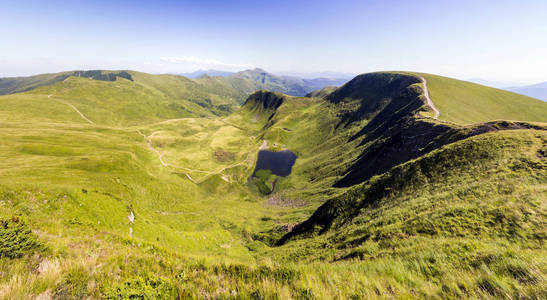 宽阔的青山山全景。喀尔巴阡山 s 山脉